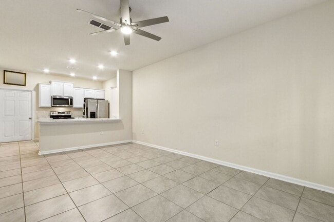 Building Photo - Nearly New 2BR/2.5BA Townhome – Great Loca...