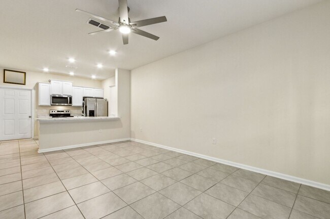 Foto del edificio - Nearly New 2BR/2.5BA Townhome – Great Loca...