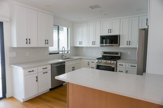Building Photo - 6455 Amigo Ave