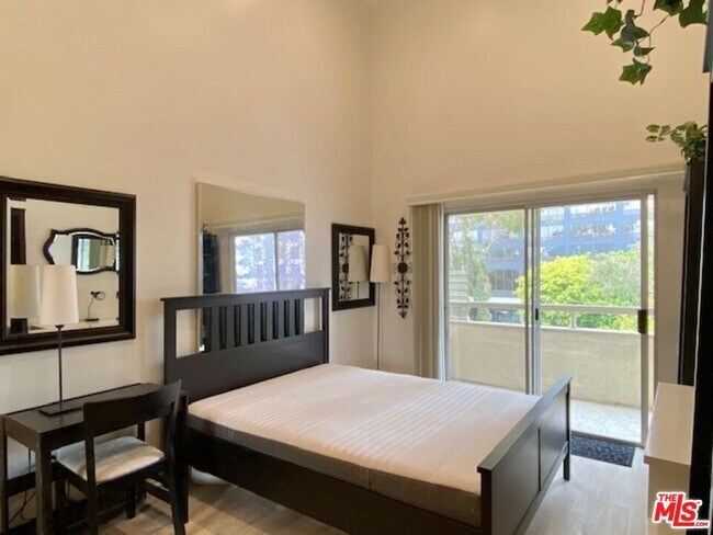 Foto del edificio - 10960 Ashton Ave