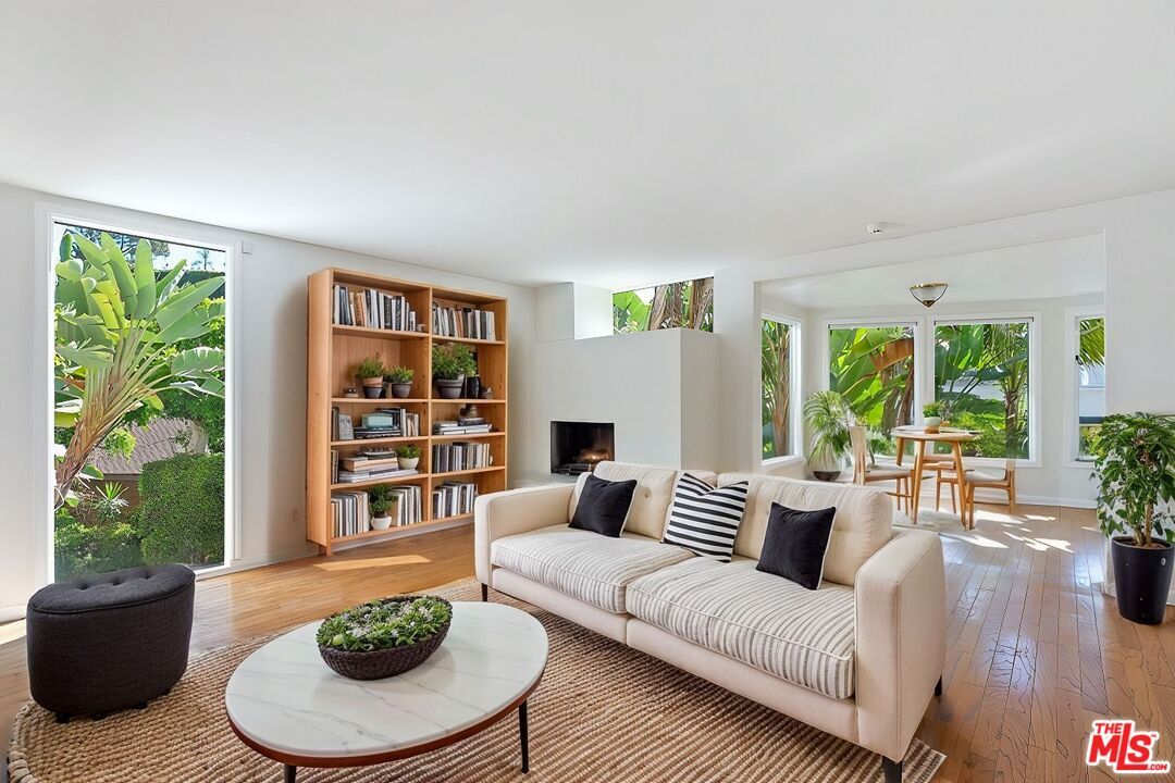 Foto principal - 9315 Lloydcrest Dr