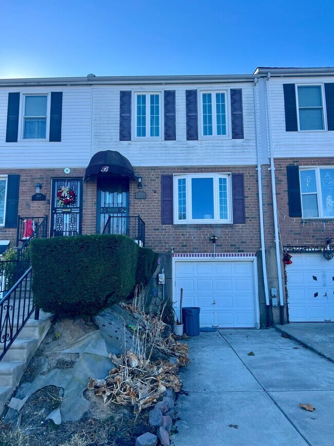 Foto del edificio - Stunning 3-Bedroom Townhome with One-Car G...