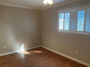 Building Photo - 9250 Rockhurst Dr