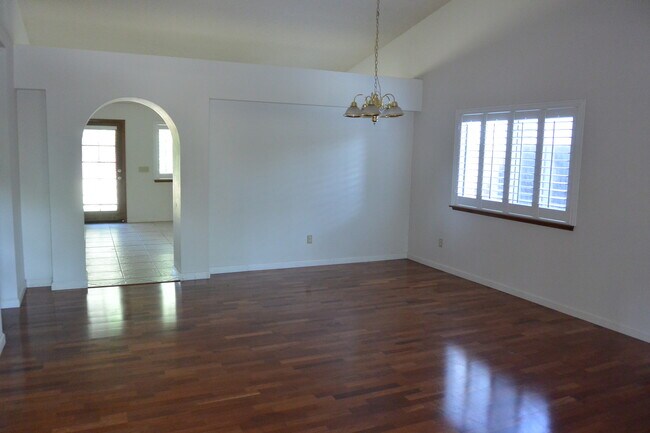 Foto del edificio - Nice home in great South West Visalia neighborhood in the El Diamante School District