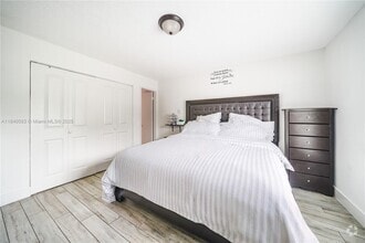 Building Photo - 5400 Lakewood Cir S