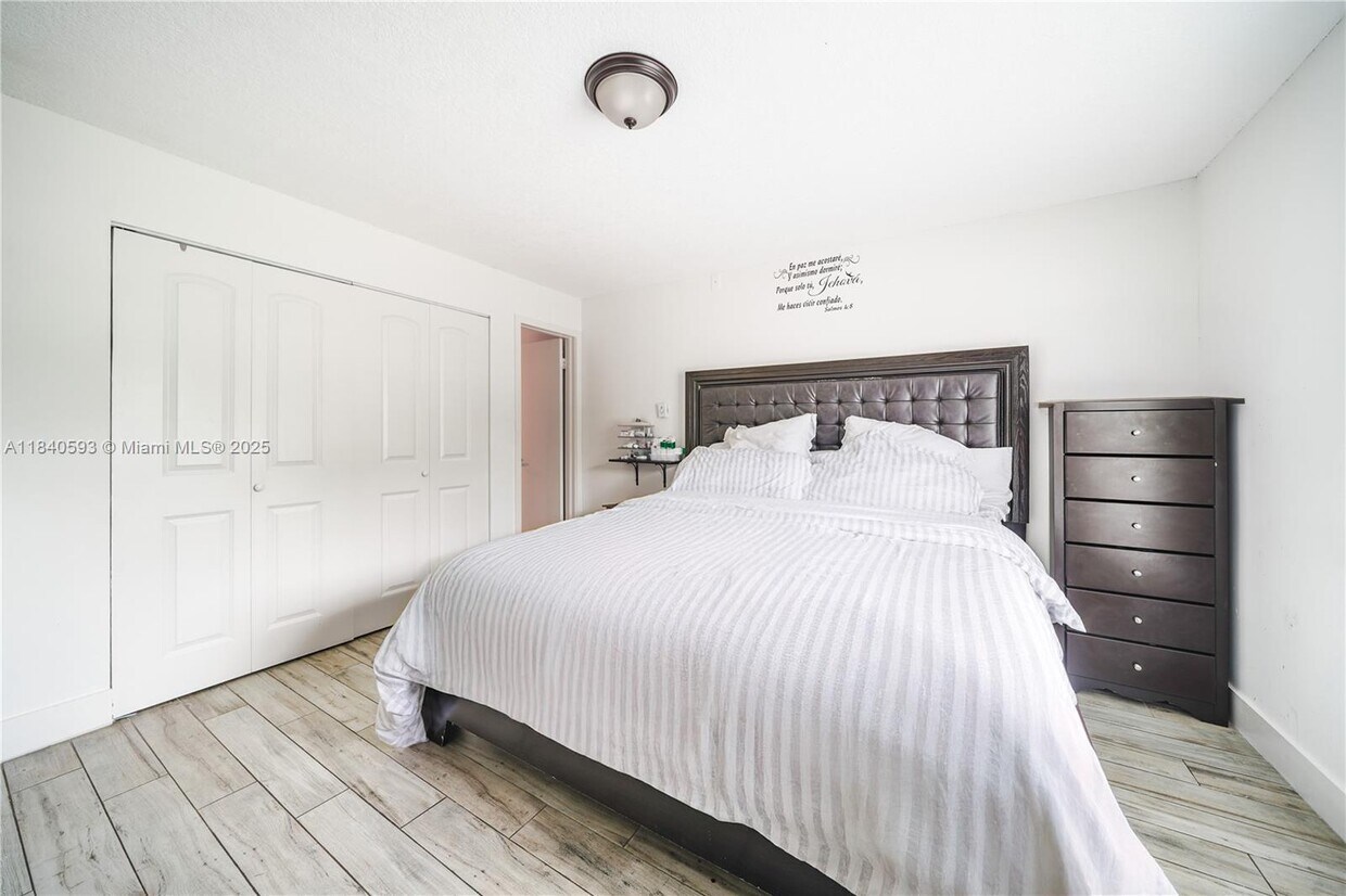 Foto principal - 5400 Lakewood Cir S