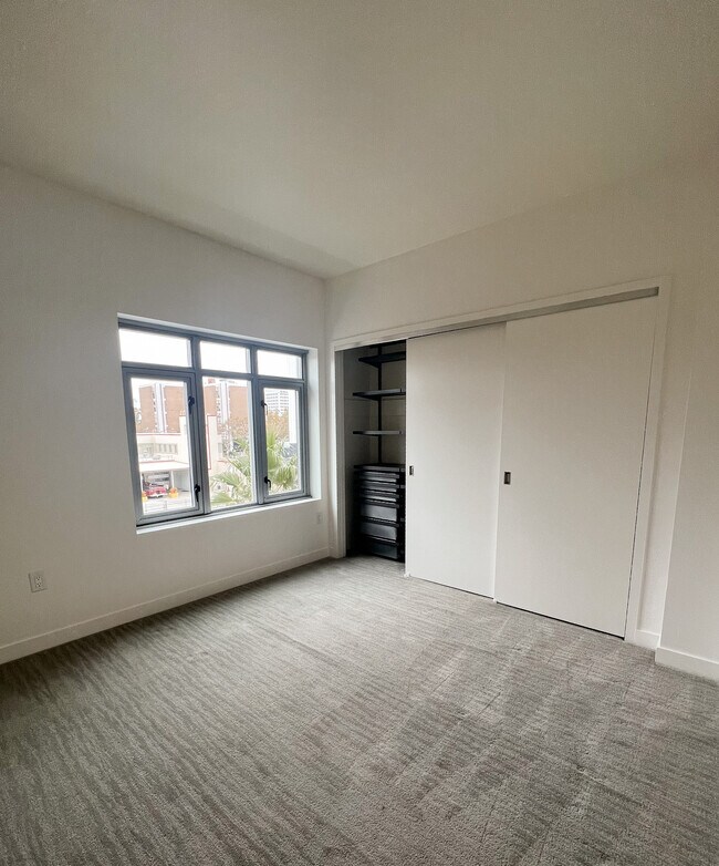 Foto del edificio - 175 W Saint James St