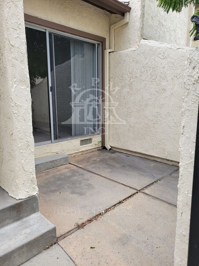 Foto del edificio - Spacious 2 Bedroom, 1 ¾ Bathroom Condo in Rosemead, CA.