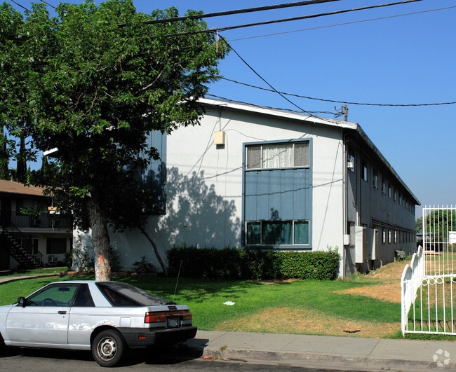 Building Photo - 10380 Vernon Ave
