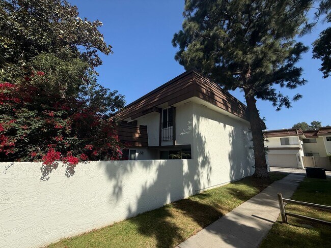 Building Photo - 3 Bedroom Condo for Rent in Chatsworth.
