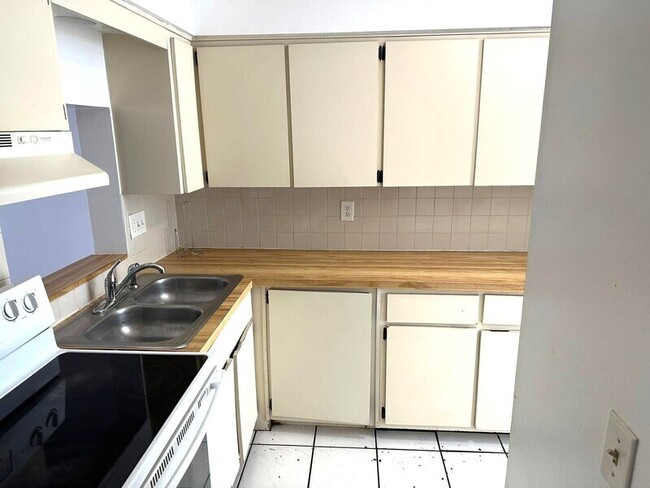 Foto del edificio - 6513 Dumont Ave