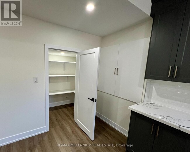 Photo du bâtiment - 33 Daisy Meadow Cres