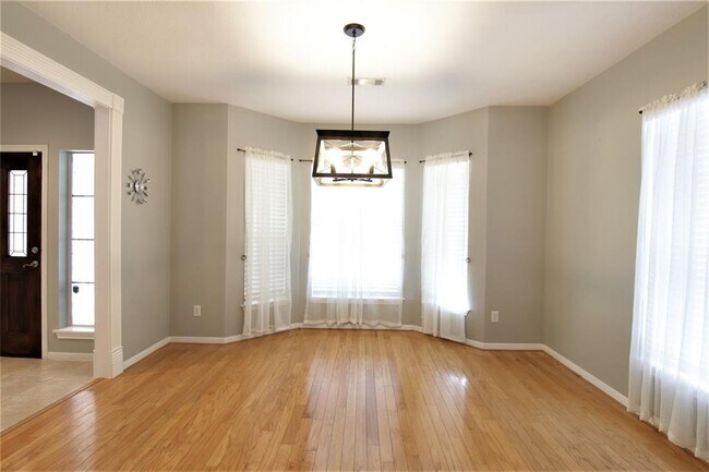 Building Photo - 1711 Hoyt Ln