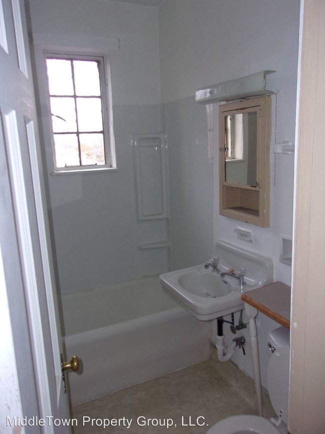 Building Photo - 522 W Adams St
