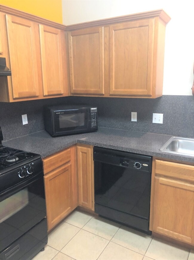 Building Photo - 3 bedroom, 2 bath, 2 car garage home in SE...