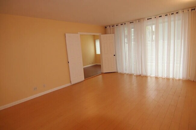 Foto del edificio - "Spacious 1-Bedroom Gem in the Heart of Sherman Oaks - 1323 Sq Ft of Comfort!"
