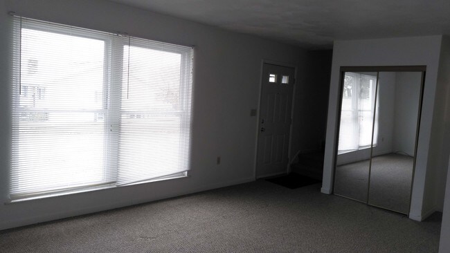Building Photo - 141 Spruce Ct