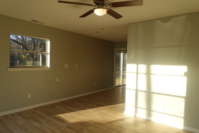 Building Photo - 112 Thomas Cir