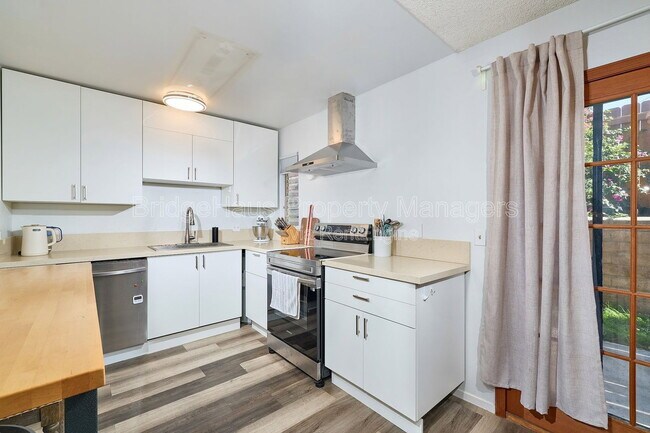 Building Photo - 4560 Maple Ave