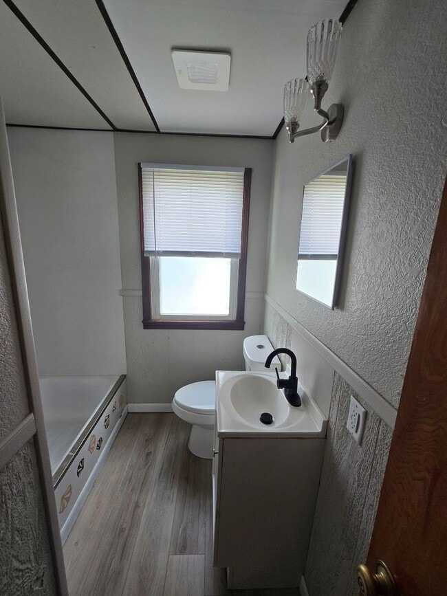 Building Photo - Updated 2 Bedroom Ranch