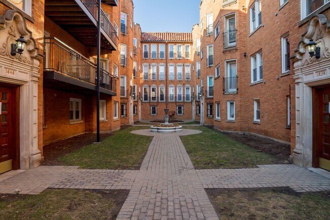 Building Photo - 1642.5 W Greenleaf Ave