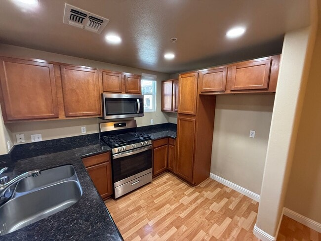 Building Photo - 2 Bed | 2 Bath | 1300 SF | Private 2 Garage | Private One Car Garage | Owner pays WS&G