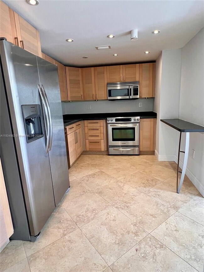 Foto del edificio - 17600 N Bay Rd
