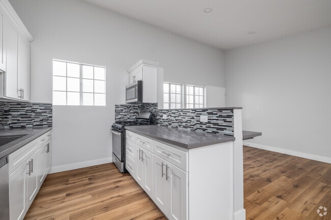 2 habitaciones, 1 baño - 850 pies cuadrados - Cocina - 10202-10206 S 10th Ave, LLC