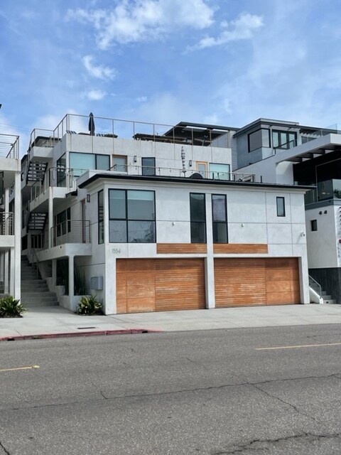 Building Photo - 1534 Manhattan Ave