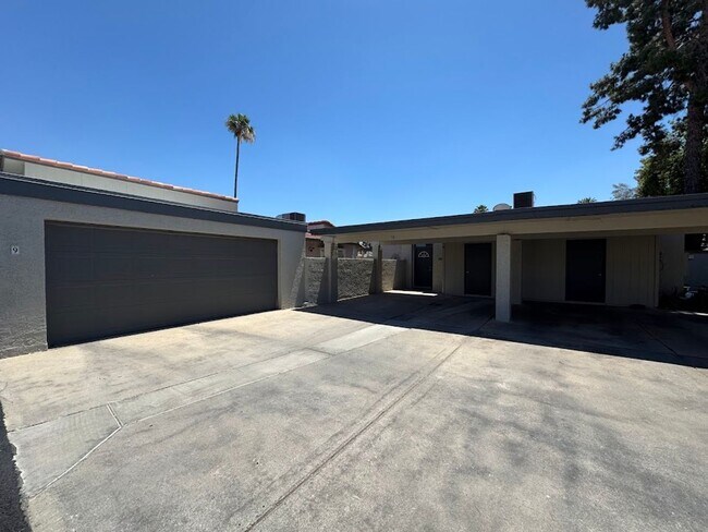 Foto del edificio - Bright & Spacious 2 Bedroom Condo with Vaulted Ceilings in Phoenix