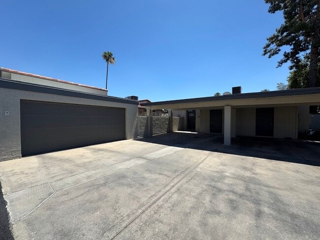 Building Photo - Bright & Spacious 2 Bedroom Condo with Vaulted Ceilings in Phoenix