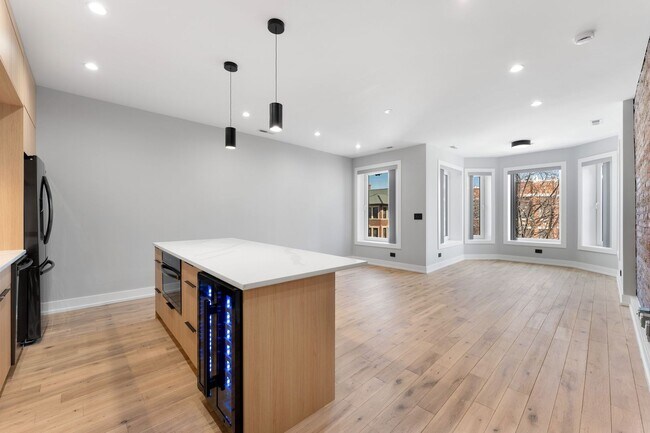 Foto del edificio - 7726 N Eastlake Ter