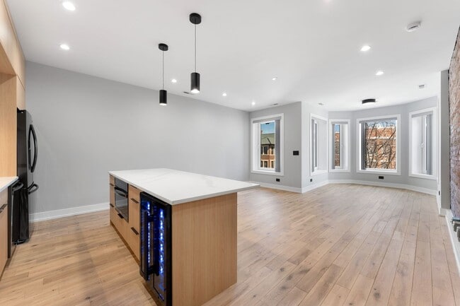 Building Photo - 7726 N Eastlake Ter