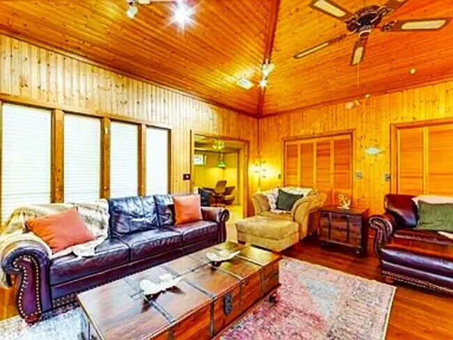 Foto del edificio - Breathtaking Lake View Retreat with Modern Updates!