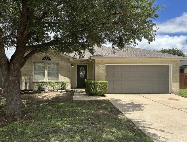 Foto del edificio - 610 Riverway Ln