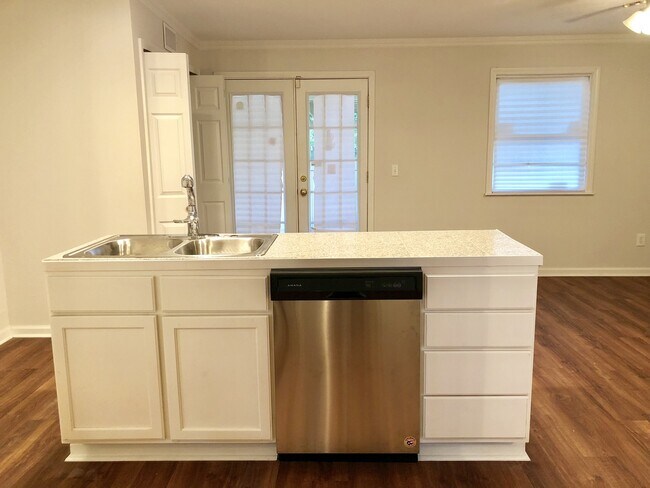 Foto del edificio - 3br/2ba cottage by LSU with all new appl, 2nd house from River Road