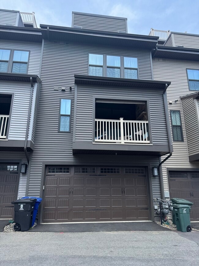 Building Photo - 818 S Greenbrier St