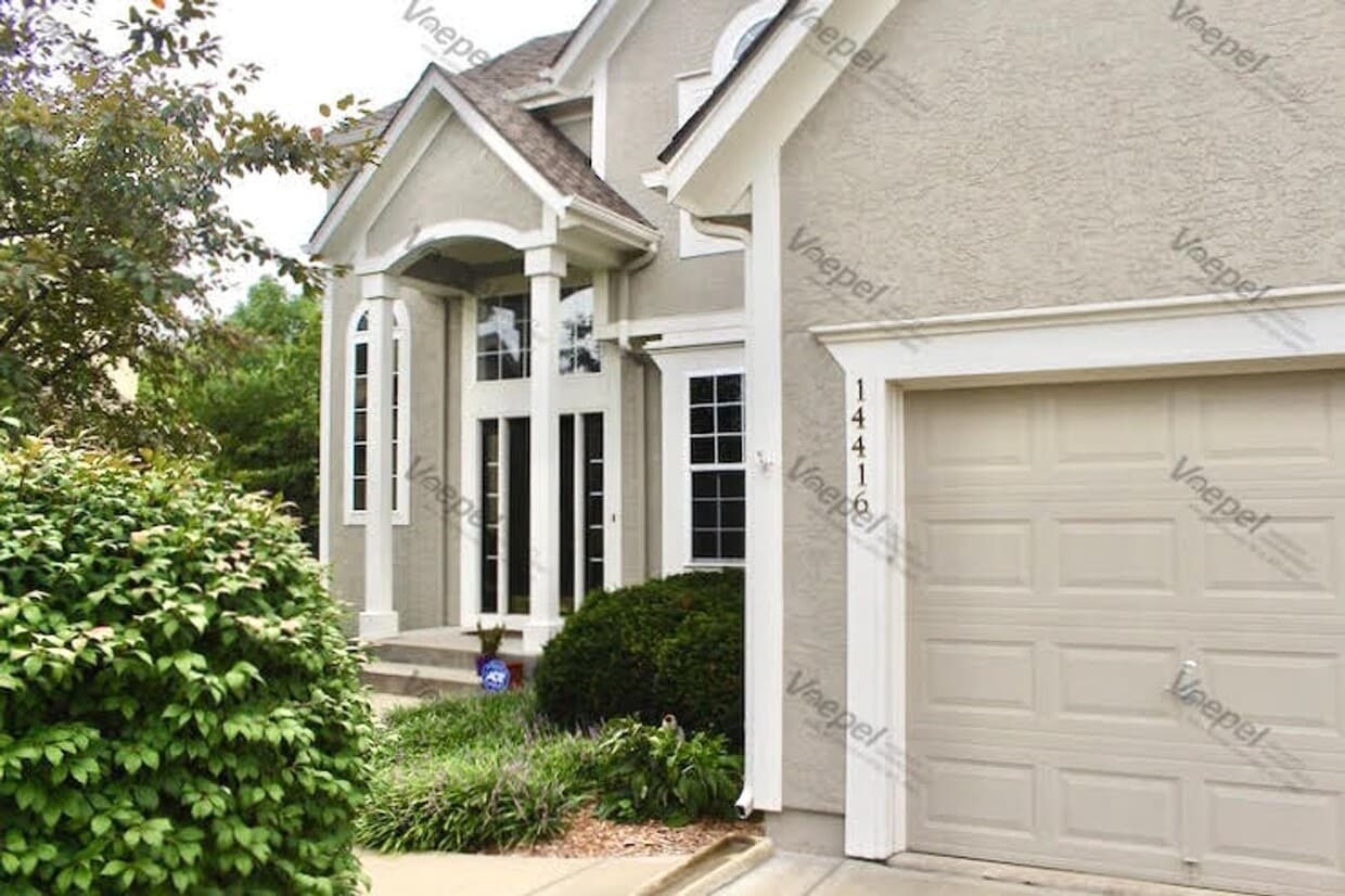 Foto del edificio - This Immaculate 4 Bedroom Home in Overland...