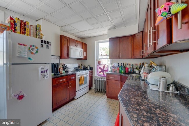 Building Photo - 448 Roxborough Ave