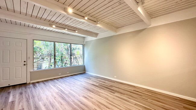 Building Photo - NEWLY RENOVATED 2 BED/2 BATH/2 PARKING - W...