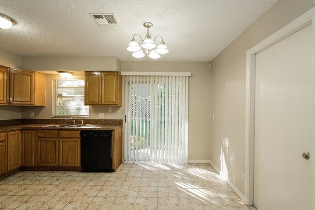 Foto del edificio - 37340 Carter Ave