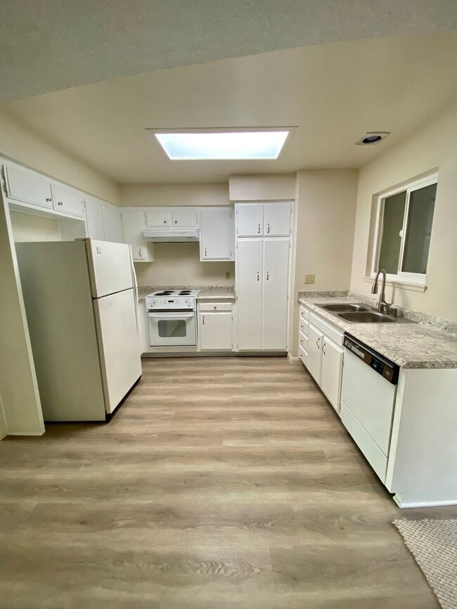 Building Photo - Beautifully Remodeled 2-Bedroom, 2-Bath Co...