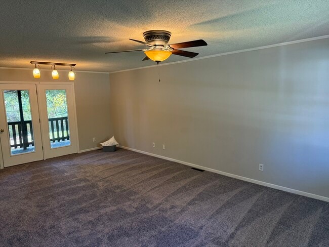 Den - 800 Mountain View Ct