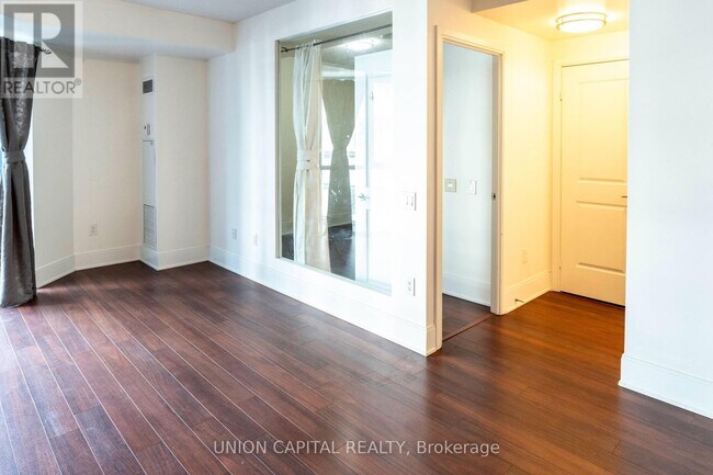Photo du bâtiment - 560-560 Front St W