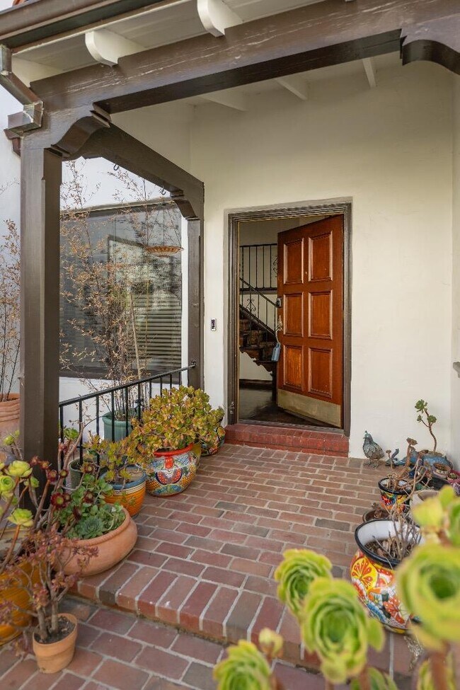 Foto del edificio - 341 Laurel Ave