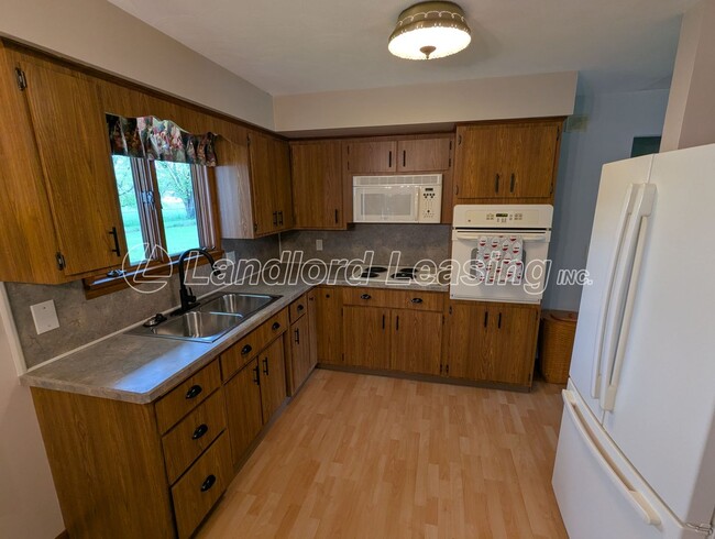 Foto del edificio - Charming 3-Bedroom Ranch with Spacious Lay...