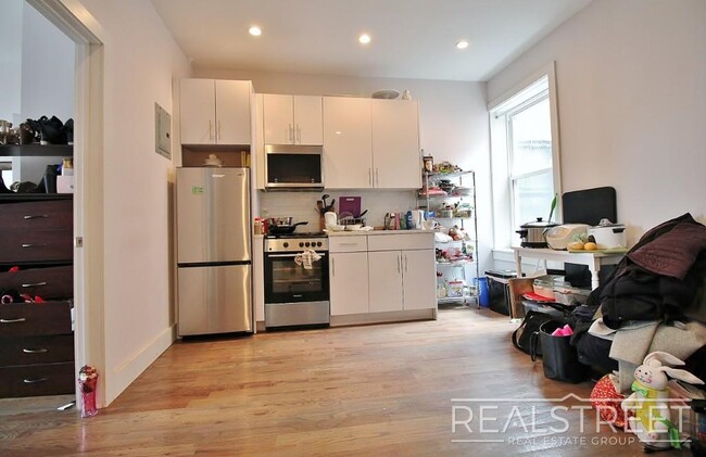 Foto del edificio - Renovated Spacious 2 BR in Bushwick