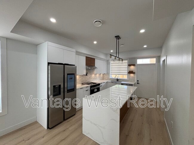 Building Photo - 748 Raymer Ave