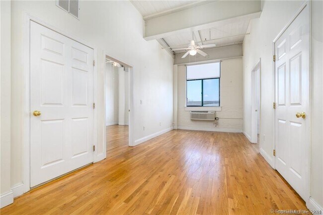 Foto del edificio - 390 Charles St