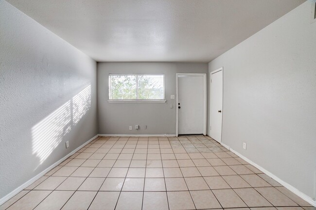 Building Photo - 2 Bed 1 Bath Duplex Tile floors